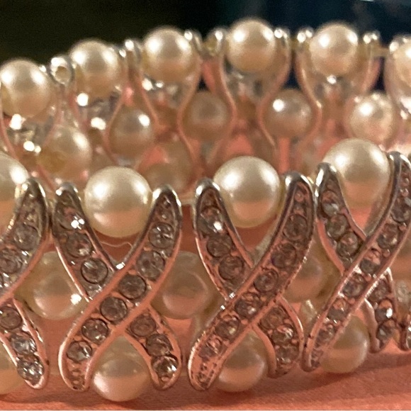 Faux Pearl & Crystal Bracelet. - Picture 1 of 5